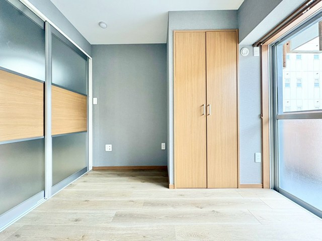 【洋室】 | ライオンズマンション江坂 | サイトに掲載されていない箇所の写真、撮影してお届けさせて頂きます！気になる物件で、見たい部分の画像が無い場合は、弊社スタッフまでご連絡下さいませ。お客様の気になる箇所を、カメラにて撮影して参ります！