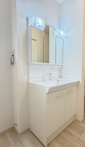 リガーレ高崎市棟高21期　1号棟の独立洗面台|シャワー水栓付き洗面台で朝の身支度もバッチリです！
洗面台には収納スペースもあり洗面室もすっきり片付きますよ！