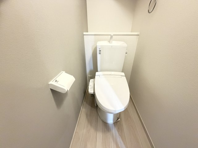 リガーレ高崎市棟高21期　1号棟のトイレ|1階トイレです。清潔感のある白を基調としています。
温水洗浄・便座暖房機能の付いた快適なトイレです☆