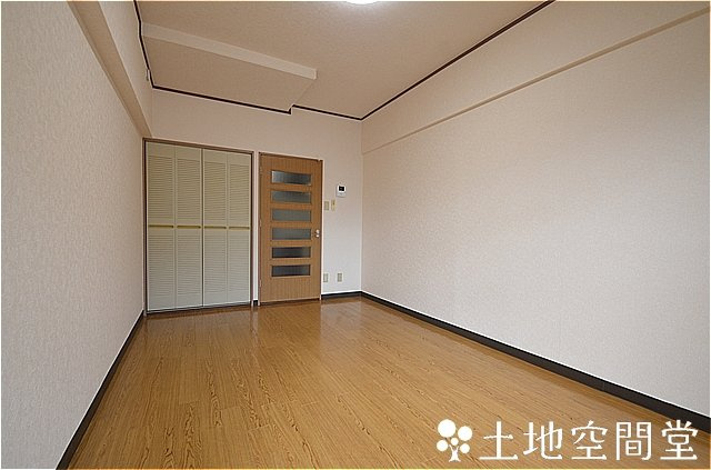 北九州市八幡西区八千代町の賃貸マンションの居間・リビング