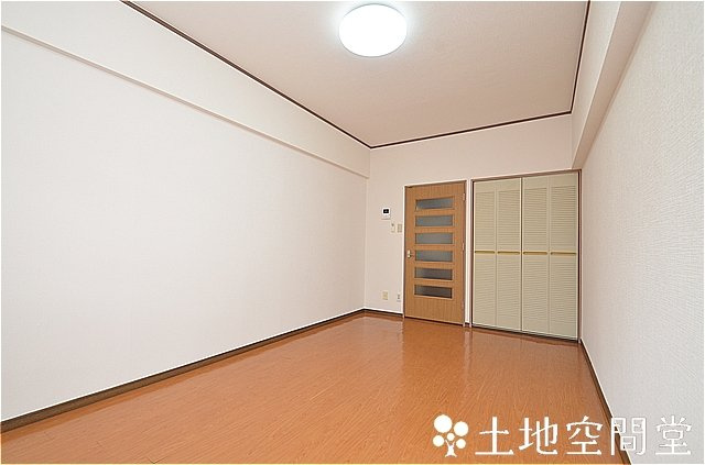 北九州市八幡西区八千代町の賃貸マンションの居間・リビング