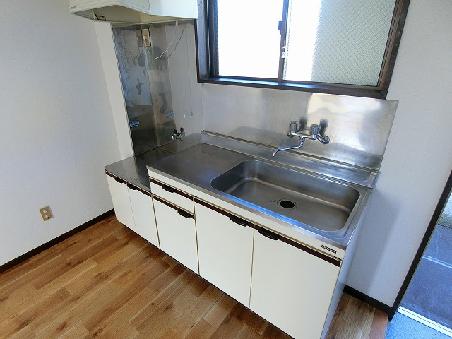 メゾン日吉のキッチン|写真は同建物の別部屋を参考に掲載しております。