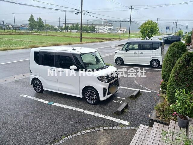 バスケ　ド　フルール　Aの駐車場|敷地内に駐車場も完備♪