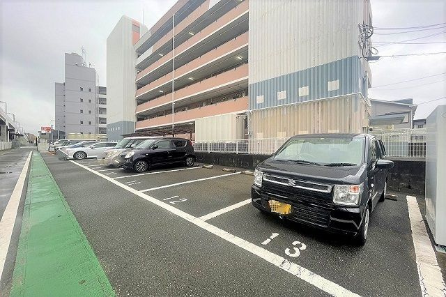 福岡市博多区南八幡町２丁目の賃貸マンションの駐車場