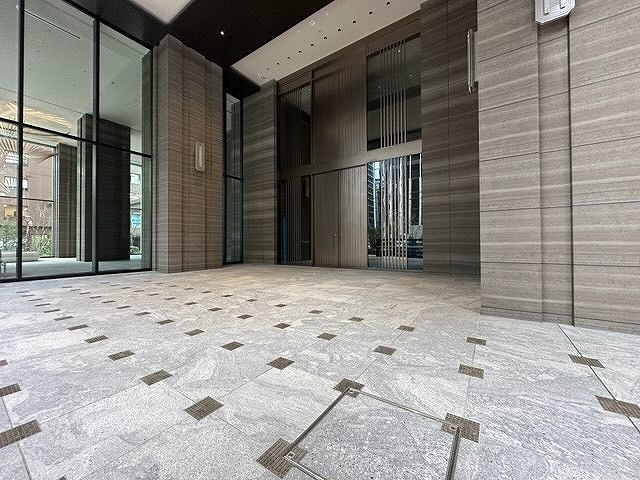ブランズタワー大阪本町のエントランス