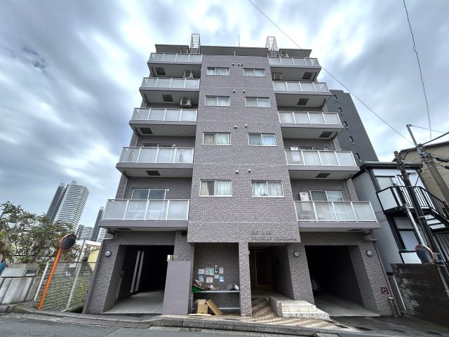 気持ち良きリバーサイドに佇む三方向採光得られる角部屋！室内の配管までも交換され、室内で気になるところある？ってレベルに仕上がりました。面積の割には開放的な『ビッグヴァンポートサイド横浜』リフォームの外観|外観です