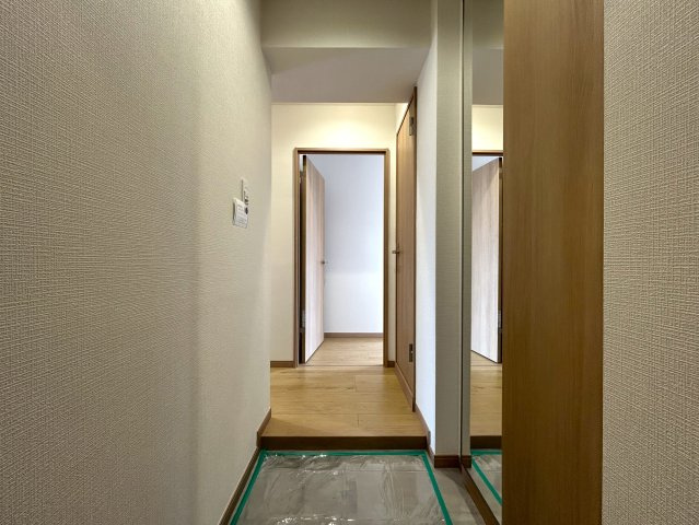 気持ち良きリバーサイドに佇む三方向採光得られる角部屋！室内の配管までも交換され、室内で気になるところある？ってレベルに仕上がりました。面積の割には開放的な『ビッグヴァンポートサイド横浜』リフォームの玄関|シンプルで使いやすい玄関です
