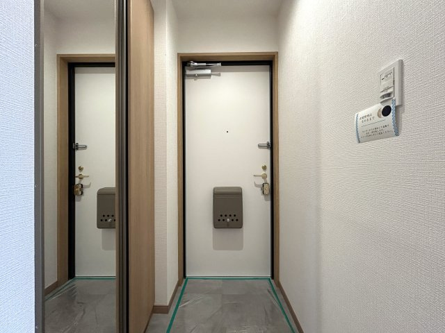 気持ち良きリバーサイドに佇む三方向採光得られる角部屋！室内の配管までも交換され、室内で気になるところある？ってレベルに仕上がりました。面積の割には開放的な『ビッグヴァンポートサイド横浜』リフォームの玄関|きれいな玄関です