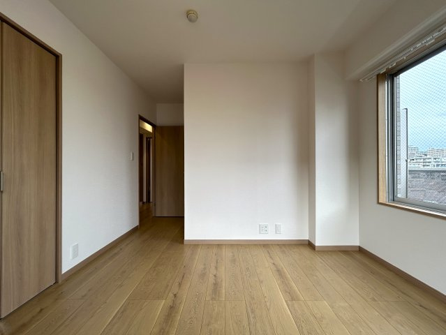 気持ち良きリバーサイドに佇む三方向採光得られる角部屋！室内の配管までも交換され、室内で気になるところある？ってレベルに仕上がりました。面積の割には開放的な『ビッグヴァンポートサイド横浜』リフォームの洋室|落ち着いた色調の洋室です
