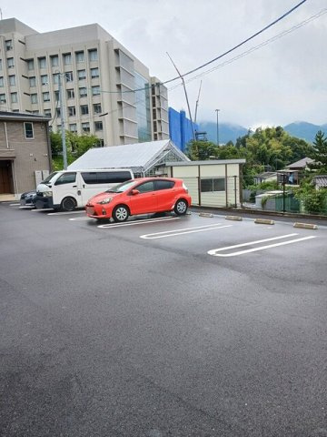 ハレ　ラキ　Ａ棟の駐車場|駐車場があるので、車を買う予定の方も安心です