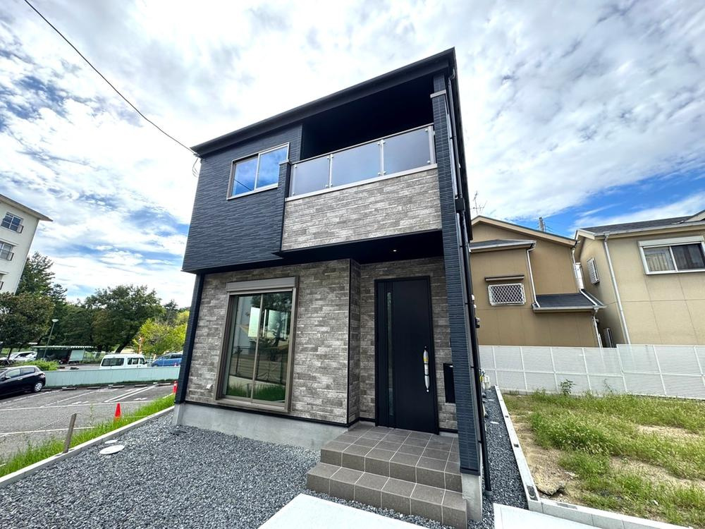 明徳2丁目　1号棟　新築一戸建ての外観|新しい生活にいかがでしょうか？外観はお住まいの顔になります。こだわりたいポイントですね。外壁塗装や屋根塗装のご相談も承っております。
■現地内覧・資金計画相談・住宅ローン相談もお問合せ受付中■