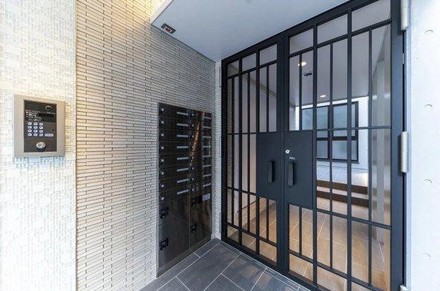 荒川区西日暮里６丁目の賃貸マンションのエントランス