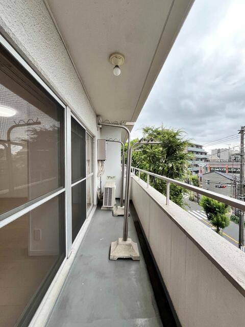 マンションニュー目黒のバルコニー|暖かな日差しのふりそそぐバルコニー