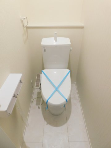 津島市神守町字こがねの新築一戸建のトイレ|◇トイレ◇　　１・２階シャワートイレ　節水タイプ　収納完備