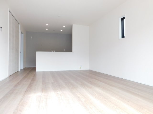 津島市神守町字こがねの新築一戸建の居間・リビング|◇リビング◇　　南面を含む２面彩光で明るいリビング１６．０帖　会話が弾む対面キッチン♪