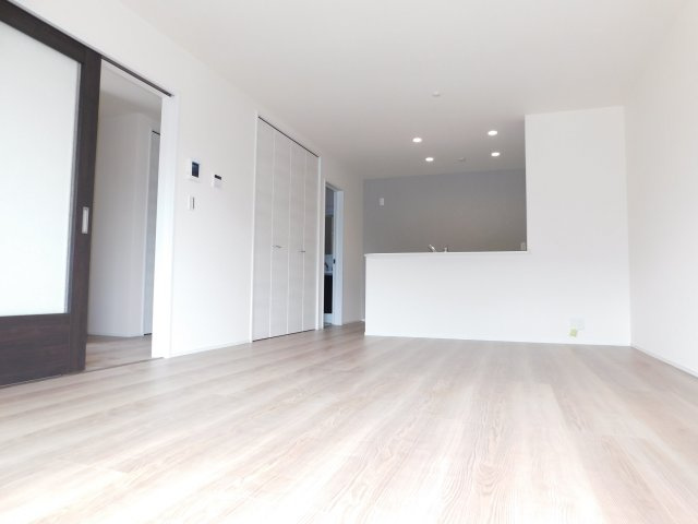 津島市神守町字こがねの新築一戸建の居間・リビング|◇リビング◇　　南面を含む２面彩光で明るいリビング１６．０帖　キッチン横にはパントリー完備！