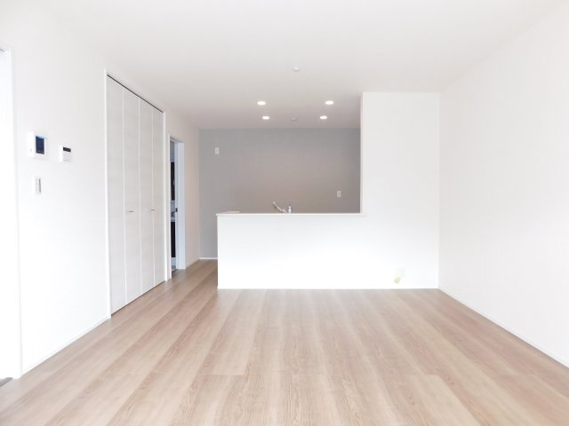 津島市神守町字こがねの新築一戸建の居間・リビング|◇リビング◇　　南面を含む２面彩光で明るいリビング１６．０帖　家族が集まる明るいリビング♪