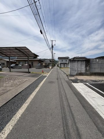 草戸町４丁目1号棟の前面道路含む現地写真