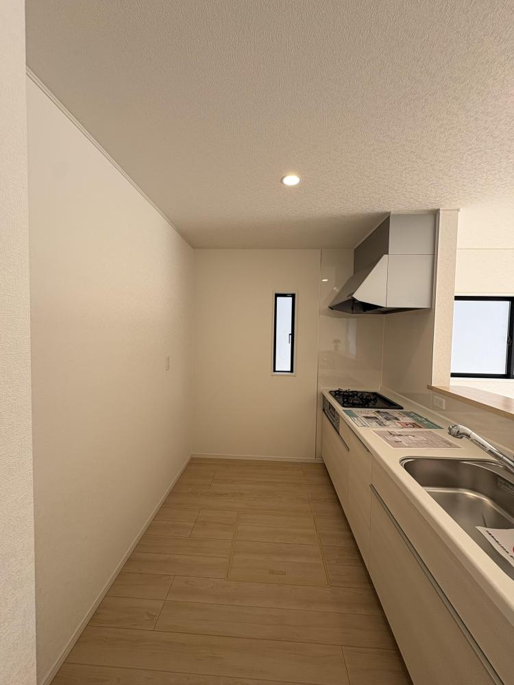草戸町４丁目1号棟のキッチン|【キッチン】対面キッチンなのでダイニングテーブルで宿題をするお子様の様子を見ながらお夕飯の支度ができます。配膳もしやすく、家族で協力して家事ができます。
