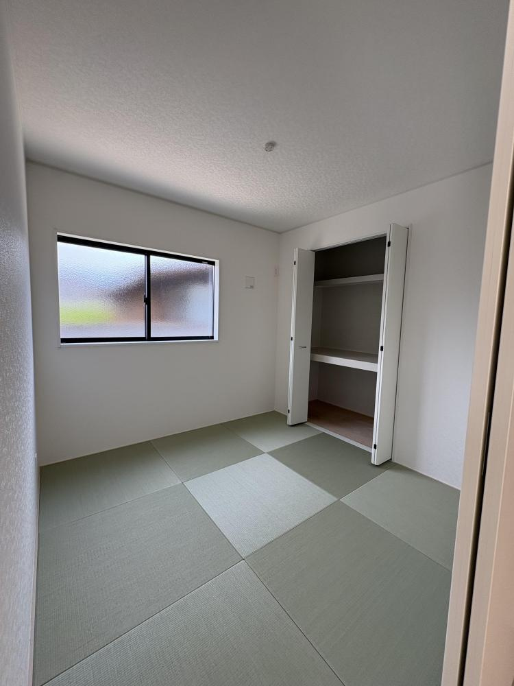 草戸町４丁目1号棟の和室|【和室】小さなお子様のお世話に大活躍♪収納スペースにはお布団など十分にしまえるスペース