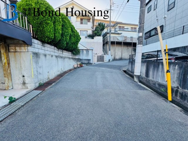 サンルーフ付　土地42坪以上　明石市東朝霧丘　中古戸建の前面道路含む現地写真