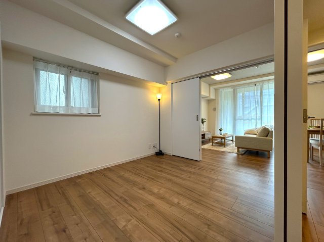８０㎡超のワイドタイプなペット可マンション！ゴミは年中無休で出し放題！室内にある家具・エアコン１台はプレゼントでこの世界観のままお引き渡しです！『ライオンズマンションセントワーフ横濱』リノベーションの洋室|スタンダードな洋室です