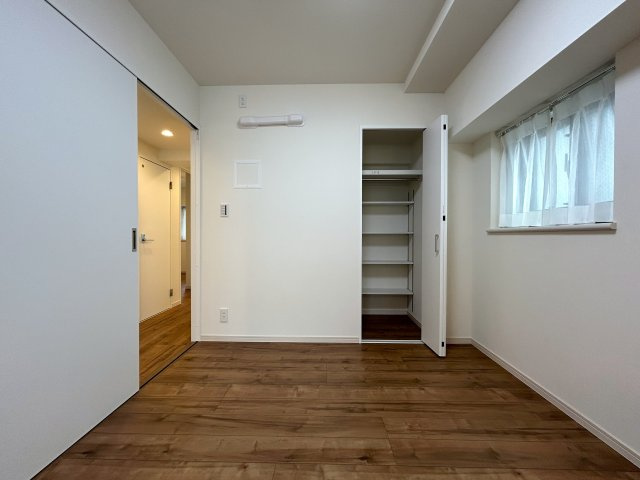 ８０㎡超のワイドタイプなペット可マンション！ゴミは年中無休で出し放題！室内にある家具・エアコン１台はプレゼントでこの世界観のままお引き渡しです！『ライオンズマンションセントワーフ横濱』リノベーションの洋室|使い勝手のいい洋室です