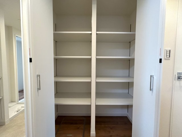 ８０㎡超のワイドタイプなペット可マンション！ゴミは年中無休で出し放題！室内にある家具・エアコン１台はプレゼントでこの世界観のままお引き渡しです！『ライオンズマンションセントワーフ横濱』リノベーションの収納|便利な収納スペースです