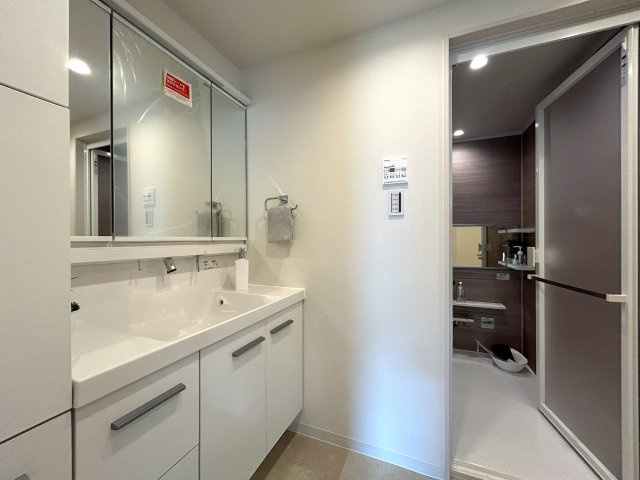８０㎡超のワイドタイプなペット可マンション！ゴミは年中無休で出し放題！室内にある家具・エアコン１台はプレゼントでこの世界観のままお引き渡しです！『ライオンズマンションセントワーフ横濱』リノベーションの独立洗面台|独立洗面台あり、毎朝おしゃれに忙しい女性の方におすすめです