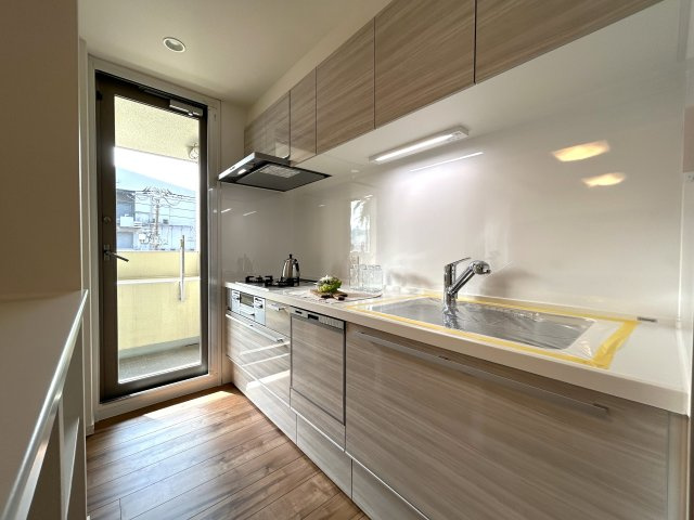 ８０㎡超のワイドタイプなペット可マンション！ゴミは年中無休で出し放題！室内にある家具・エアコン１台はプレゼントでこの世界観のままお引き渡しです！『ライオンズマンションセントワーフ横濱』リノベーションのキッチン|きれいなキッチンです