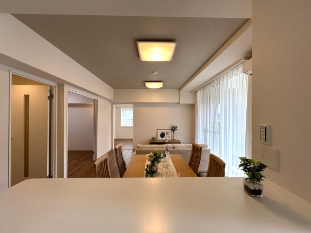 ８０㎡超のワイドタイプなペット可マンション！ゴミは年中無休で出し放題！室内にある家具・エアコン１台はプレゼントでこの世界観のままお引き渡しです！『ライオンズマンションセントワーフ横濱』リノベーションの居間・リビング|使いやすいリビングです