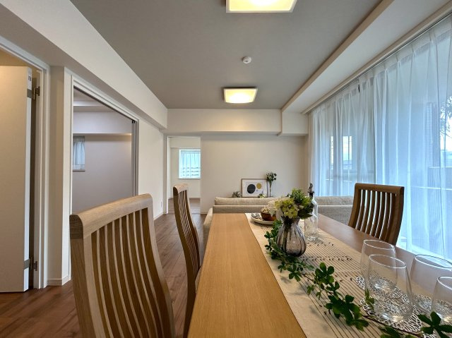 ８０㎡超のワイドタイプなペット可マンション！ゴミは年中無休で出し放題！室内にある家具・エアコン１台はプレゼントでこの世界観のままお引き渡しです！『ライオンズマンションセントワーフ横濱』リノベーションの居間・リビング|こちらのリビングで趣味の時間をお楽しみください