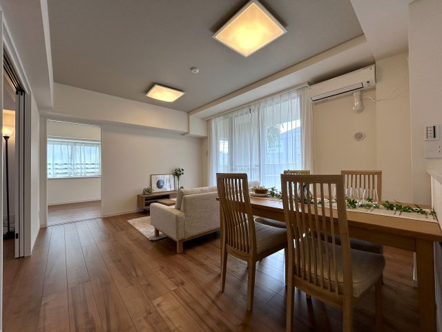 ８０㎡超のワイドタイプなペット可マンション！ゴミは年中無休で出し放題！室内にある家具・エアコン１台はプレゼントでこの世界観のままお引き渡しです！『ライオンズマンションセントワーフ横濱』リノベーションの居間・リビング|居間です