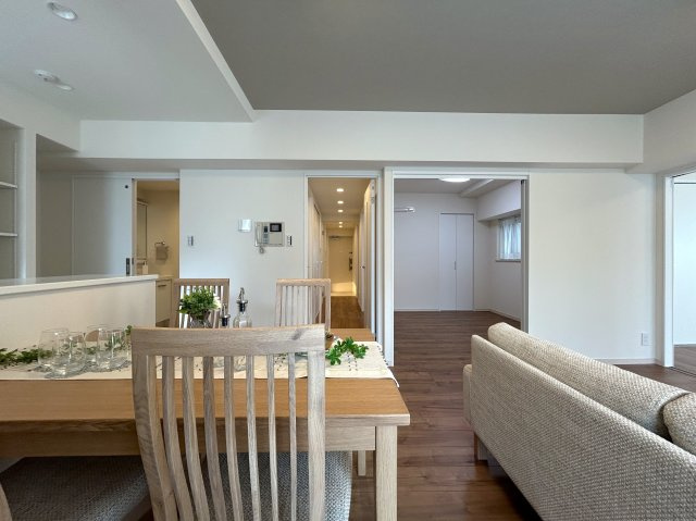 ８０㎡超のワイドタイプなペット可マンション！ゴミは年中無休で出し放題！室内にある家具・エアコン１台はプレゼントでこの世界観のままお引き渡しです！『ライオンズマンションセントワーフ横濱』リノベーションの居間・リビング|ゆったりとした居間です