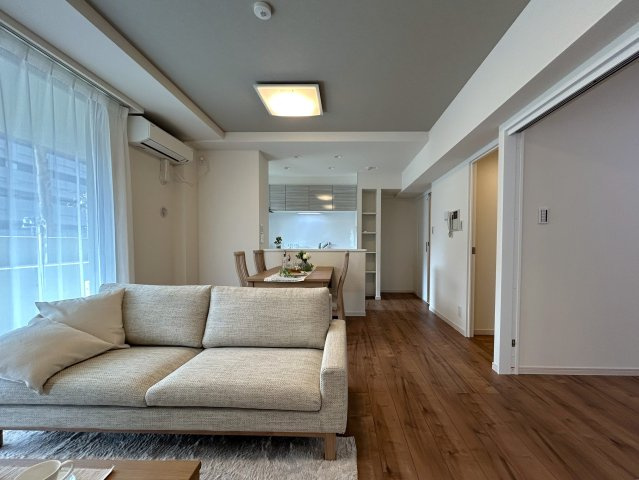 ８０㎡超のワイドタイプなペット可マンション！ゴミは年中無休で出し放題！室内にある家具・エアコン１台はプレゼントでこの世界観のままお引き渡しです！『ライオンズマンションセントワーフ横濱』リノベーションの居間・リビング|使いやすい居間です