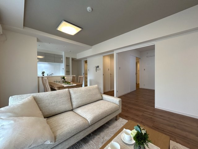８０㎡超のワイドタイプなペット可マンション！ゴミは年中無休で出し放題！室内にある家具・エアコン１台はプレゼントでこの世界観のままお引き渡しです！『ライオンズマンションセントワーフ横濱』リノベーションの居間・リビング|ゆったりとしたリビングです