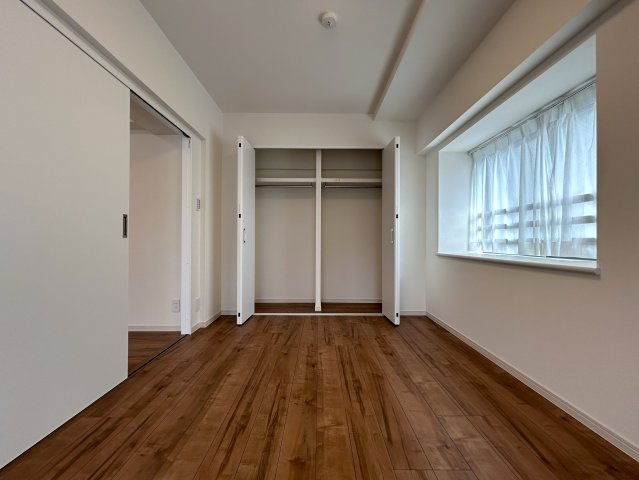 ８０㎡超のワイドタイプなペット可マンション！ゴミは年中無休で出し放題！室内にある家具・エアコン１台はプレゼントでこの世界観のままお引き渡しです！『ライオンズマンションセントワーフ横濱』リノベーションの洋室|ゆったりした洋室です