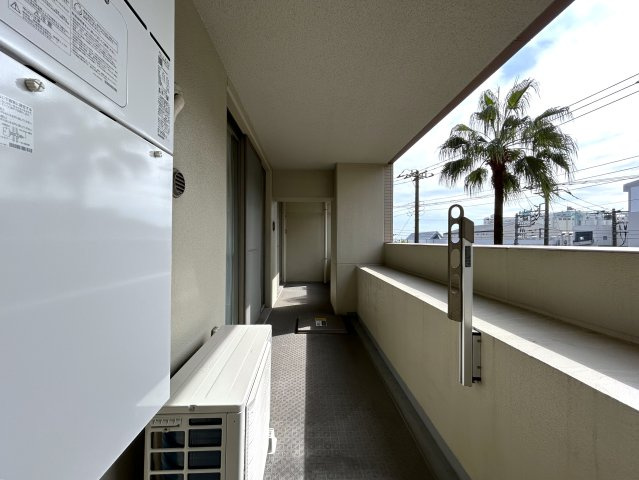 ８０㎡超のワイドタイプなペット可マンション！ゴミは年中無休で出し放題！室内にある家具・エアコン１台はプレゼントでこの世界観のままお引き渡しです！『ライオンズマンションセントワーフ横濱』リノベーションのバルコニー|バルコニーからの眺めを楽しみながら食事をしませんか