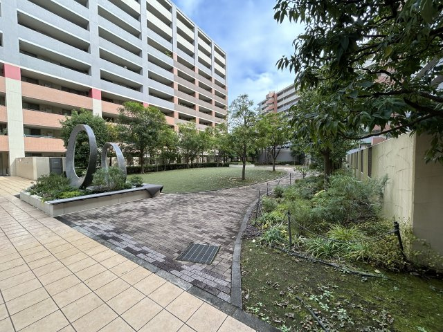 ８０㎡超のワイドタイプなペット可マンション！ゴミは年中無休で出し放題！室内にある家具・エアコン１台はプレゼントでこの世界観のままお引き渡しです！『ライオンズマンションセントワーフ横濱』リノベーションの外観|外観もきれいです