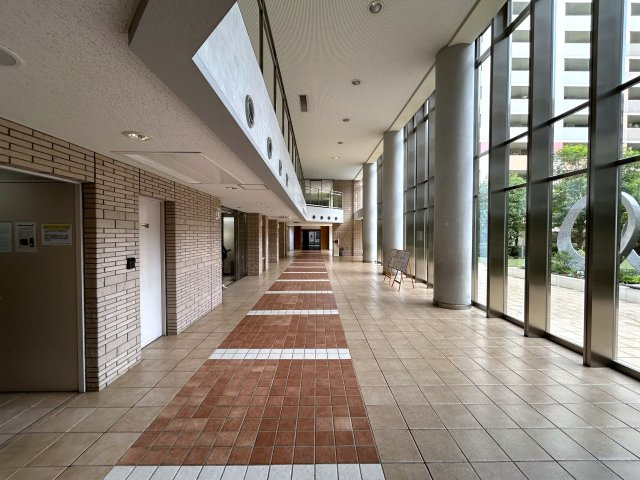 ８０㎡超のワイドタイプなペット可マンション！ゴミは年中無休で出し放題！室内にある家具・エアコン１台はプレゼントでこの世界観のままお引き渡しです！『ライオンズマンションセントワーフ横濱』リノベーションのロビー