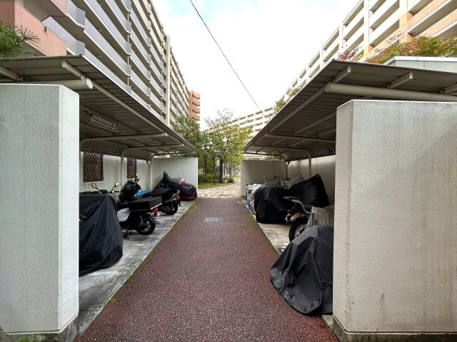 ８０㎡超のワイドタイプなペット可マンション！ゴミは年中無休で出し放題！室内にある家具・エアコン１台はプレゼントでこの世界観のままお引き渡しです！『ライオンズマンションセントワーフ横濱』リノベーションの駐輪場