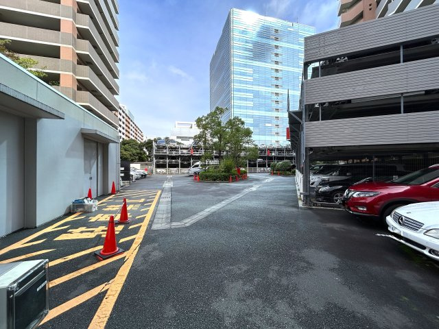 ８０㎡超のワイドタイプなペット可マンション！ゴミは年中無休で出し放題！室内にある家具・エアコン１台はプレゼントでこの世界観のままお引き渡しです！『ライオンズマンションセントワーフ横濱』リノベーションの駐車場