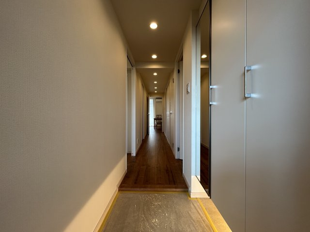 ８０㎡超のワイドタイプなペット可マンション！ゴミは年中無休で出し放題！室内にある家具・エアコン１台はプレゼントでこの世界観のままお引き渡しです！『ライオンズマンションセントワーフ横濱』リノベーションの玄関|毎日通る玄関はこちらです