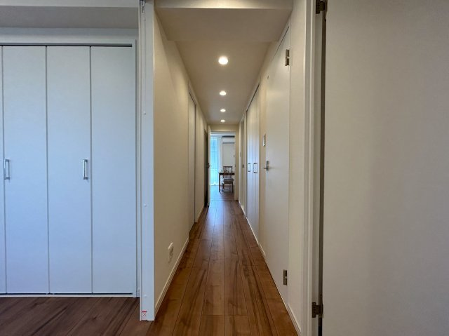 ８０㎡超のワイドタイプなペット可マンション！ゴミは年中無休で出し放題！室内にある家具・エアコン１台はプレゼントでこの世界観のままお引き渡しです！『ライオンズマンションセントワーフ横濱』リノベーションの玄関|玄関です