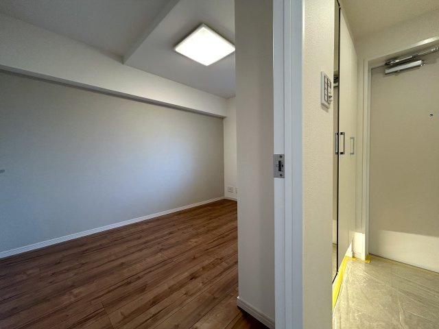 ８０㎡超のワイドタイプなペット可マンション！ゴミは年中無休で出し放題！室内にある家具・エアコン１台はプレゼントでこの世界観のままお引き渡しです！『ライオンズマンションセントワーフ横濱』リノベーションの洋室|使い勝手のいい洋室です