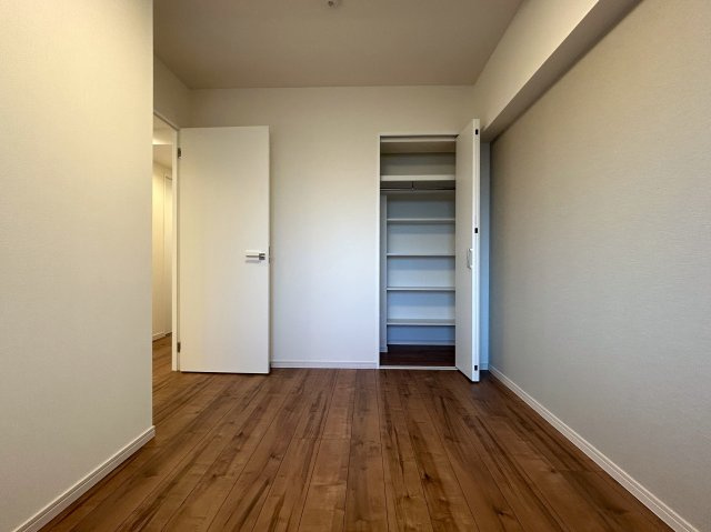 ８０㎡超のワイドタイプなペット可マンション！ゴミは年中無休で出し放題！室内にある家具・エアコン１台はプレゼントでこの世界観のままお引き渡しです！『ライオンズマンションセントワーフ横濱』リノベーションの洋室|落ち着いた色調の洋室です