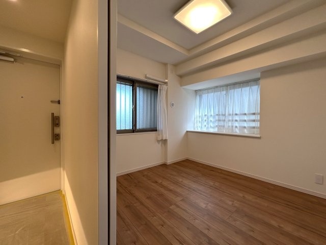 ８０㎡超のワイドタイプなペット可マンション！ゴミは年中無休で出し放題！室内にある家具・エアコン１台はプレゼントでこの世界観のままお引き渡しです！『ライオンズマンションセントワーフ横濱』リノベーションの洋室|きれいな洋室です