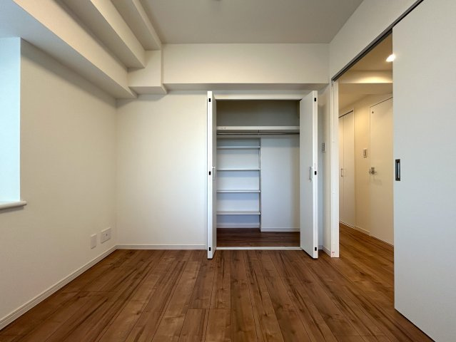 ８０㎡超のワイドタイプなペット可マンション！ゴミは年中無休で出し放題！室内にある家具・エアコン１台はプレゼントでこの世界観のままお引き渡しです！『ライオンズマンションセントワーフ横濱』リノベーションの洋室|コンパクトで使いやすい洋室です
