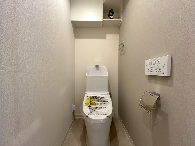 ８０㎡超のワイドタイプなペット可マンション！ゴミは年中無休で出し放題！室内にある家具・エアコン１台はプレゼントでこの世界観のままお引き渡しです！『ライオンズマンションセントワーフ横濱』リノベーションのトイレ|ゆったりとした空間のトイレです