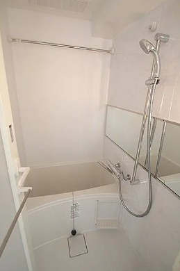 エストゥルース横濱吉野町の浴室